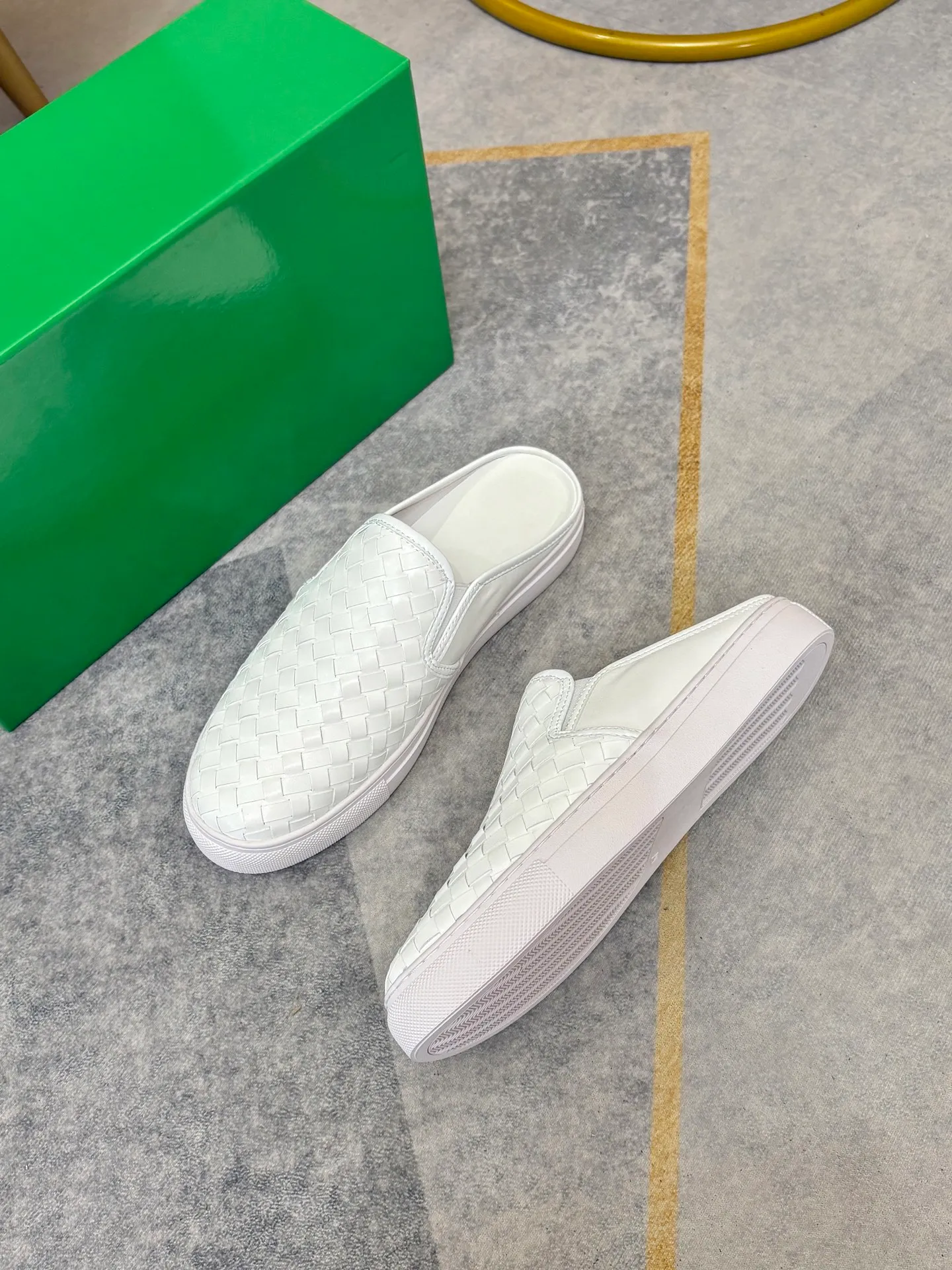 P380 BV men's casual half-drag👞. Handsome and versatile low-top shoes, woven cowhide upper, pigskin lining 🌺🌺perfect shoe last, 🌲🌲fashionable and handsome, comfortable on the feet, 🚗🚗wear-resistant and non-slip rubber outsole. Code number: 38-44. 45 is custom-made and cannot be returned or exchanged